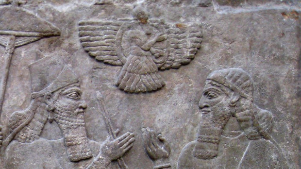 Asurnasirpal II rodeado de dos sirvientes; relieve del palacio de Nimrud, actualmente en poder del Museo Británico (Londres)