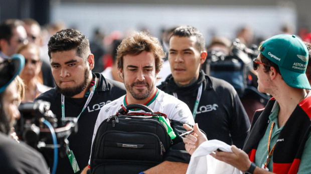 Un aficionado de Aston Martin pidiendo un autógrafo a Fernando Alonso