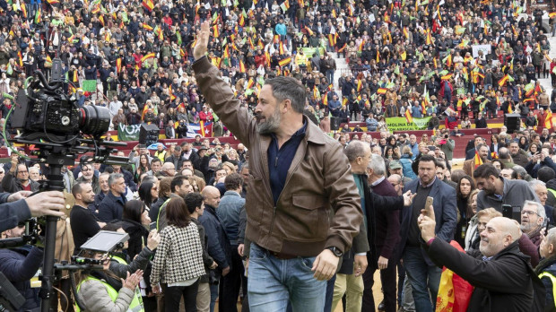 MURCIA, 12/02/2023.-El presidente de Vox Santiago Abascal a su llegada al mitin que está ofreciendo este domingo en la plaza de toros de Murcia. EFE/Marcial Guillén