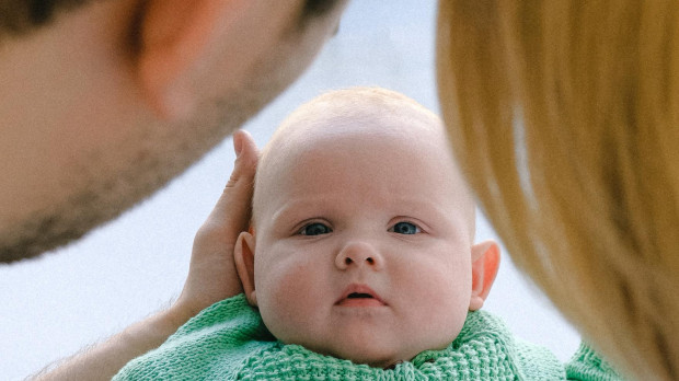 Un bebé entre sus padres