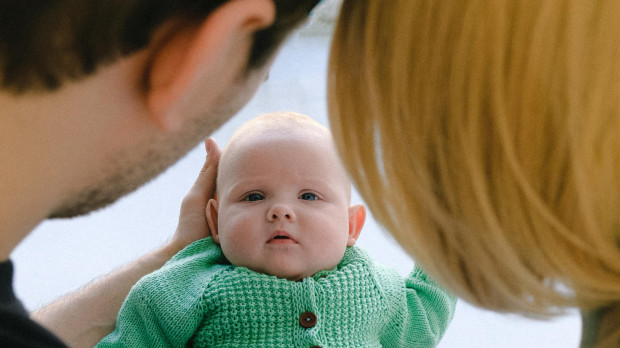 Un bebé entre sus padres