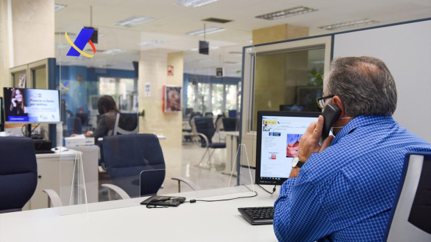 Un empleado público durante su jornada laboral, en la oficina de la Agencia Estatal de la Administración Tributaria.