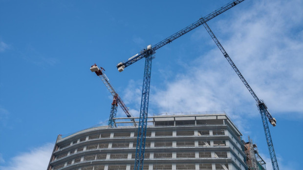 Varias grúas en una zona de obras, a 31 de diciembre de 2022, en Barcelona.