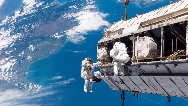 Varios astronautas operan en la Estación Espacial Internacional en una imagen de archivo
