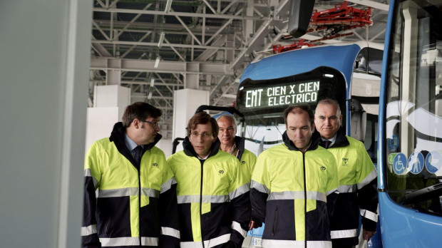 Martínez Almeida durante la presentación de la nueva estación de carga eléctrica de la EMT