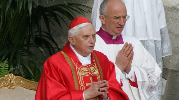 Benedicto XVI y Alfred Xuereb durante el funeral de san Juan Pablo II