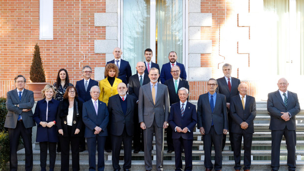El Rey recibe en audiencia a una representación del Centro de Investigaciones Sociológicas (CIS) y antiguos directores del organismo, con ocasión de la celebración de su 60º aniversario