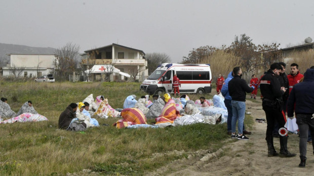 Supervivientes del naufragio cerca de Cutro, provincia de Crotone, al sur de Italia