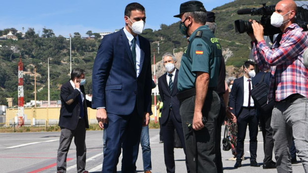 Pedro Sánchez saluda a un agente de Guardia Civil en Ceuta, en una imagen de archivo