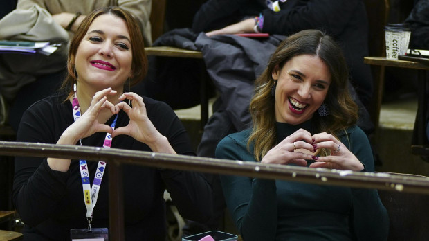 La ministra de Igualdad, Irene Montero, junto a la secretaria de Estado de Igualdad, Ángela Rodríguez, el 25 de febrero