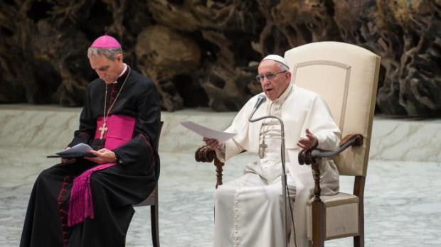El Papa Francisco junto a Georg Gänswein, durante una audiencia en el Vaticano