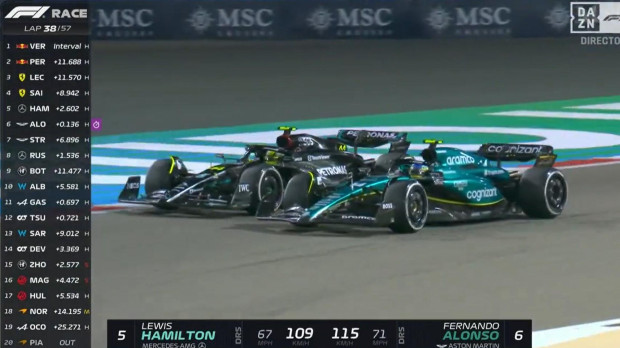 El momento del adelantamiento de Alonso a Hamilton en Baréin