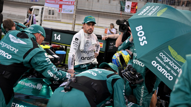 Fernando Alonso, rodeado de mecánicos de Aston Martin