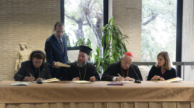 Firma de la devolución de los fragmentos del Partenón