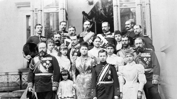 Fotografía de grupo de la familia del Príncipe Heredero Alfredo de Sajonia-Coburgo y Gotha celebrando su mayoría de edad, Coburgo, 1892.