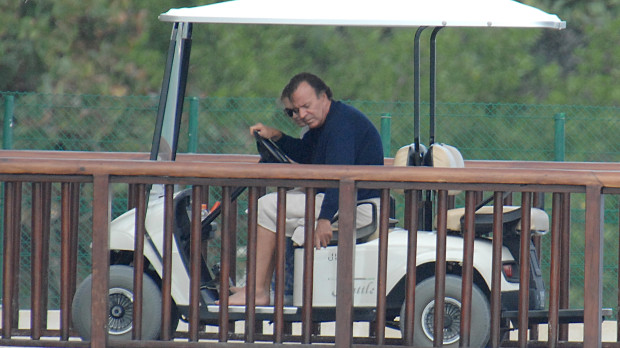 EL CANTANTE JULIO IGLESIAS Y MIRANDA RIJNSBURGUER EN PUNTA CANA. 01/01/2011 PUNTA CANA, REPUBLICA DOMINICANA En la foto en carrito de golf