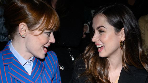 Ana de Armas y Emma Stone durante un desfile de Louis Vuitton en París