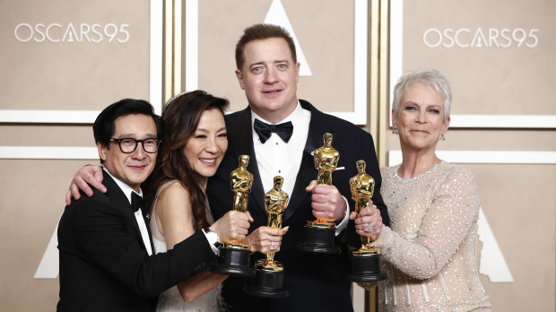 Ke Huy Quan, Michelle Yeoh, Brendan Fraser y Jamie Lee Curtis