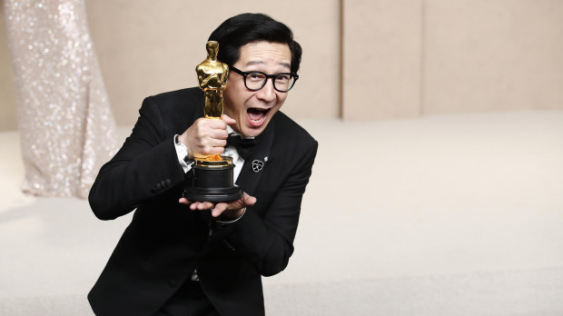 Ke Huy Quan posa con su Oscar al mejor actor de reparto por Todo a la vez en todas partes