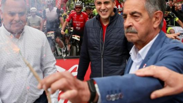 Revilla sostiene una mecha bajo la atenta mirada del vicepresidente cántabro, en marzo de 2022