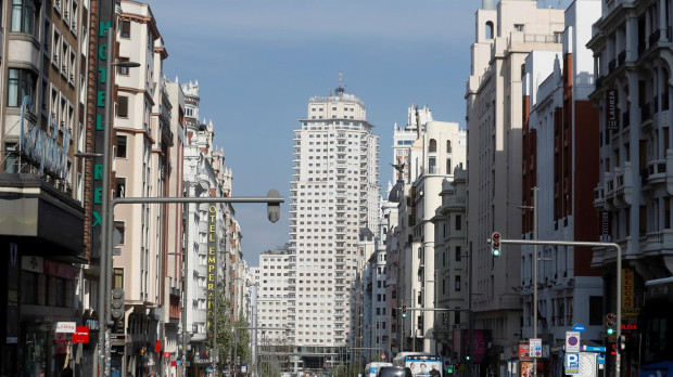 La Gran Vía madrileña totalmente desierta, una estampa tan extraña como sobrecogedora. Una de las arterias principales del centro de la ciudad sin las mareas de peatones y atascos de vehículos tan característicos