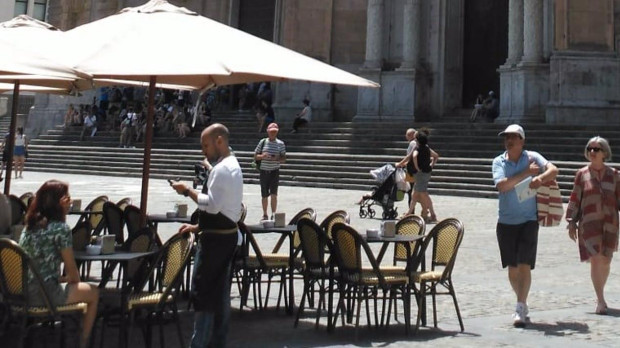 Terraza de un bar en la plaza de la Catedral de Cádiz