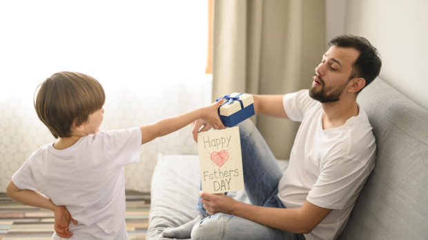 Hijo felicitando a su padre