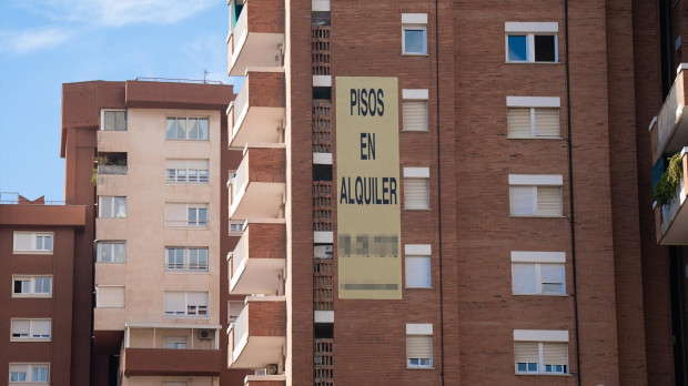 Cartel de alquiler de viviendas en la fachada de un edificio en Barcelona.