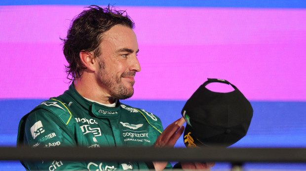 Fernando Alonso en el podio de Arabia Saudí antes de ser sancionado