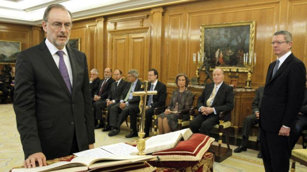 El exparlamentario Álvaro Cuesta (i), jura o promete su cargo como nuevo vocal del Consejo General del Poder Judicial (CGPJ), ante el ministro de Justicia, Alberto Ruiz Gallardón