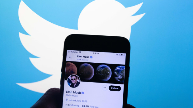 El perfil de Elon Musk verificado con el famoso check azul que ahora es de pago