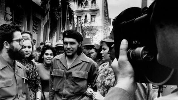 Guevara en 1960, paseando por las calles de La Habana con su segunda esposa Aleida March (derecha).