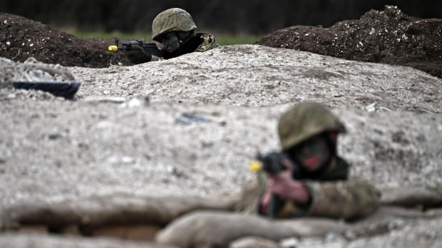 Ukraine Army recruits take part in a trench warfare training session with members of Britain's and New Zealand's armed forces personnel, at a Ministry of Defence (MOD) training base in southern England on March 27, 2023. (Photo by Ben Stansall / AFP)
