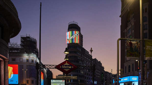 El neón de Schweppes iluminado en el número 41 de Gran Vía el día en el que cumplió 50 años de historia, el 5 de agosto de 2022