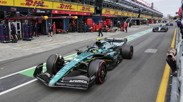 Fernando Alonso en el 'pit lane' de Albert Park