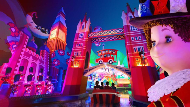 Una fotografía de la atracción It's a Small World de Disneyland París