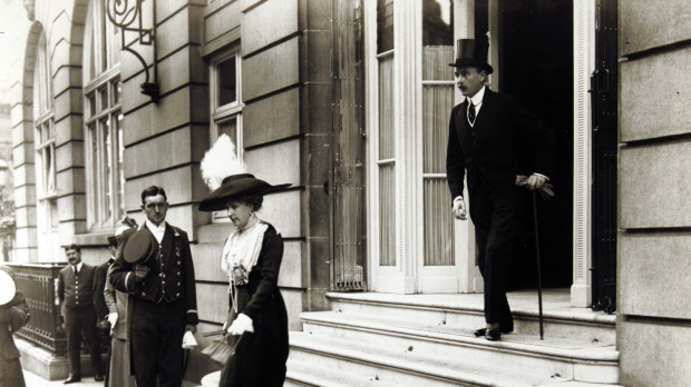ELREY ALFONSO XIII DE ESPAÑA CON ESPOSA VICTORIA EUGENIA ' SALIENDO DEL HOTEL RITZ 1912