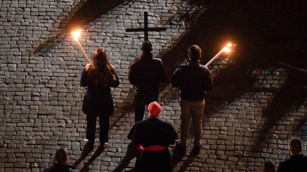 El Via Crucis durante el Viernes Santo frente al emblemático Coliseo en Roma