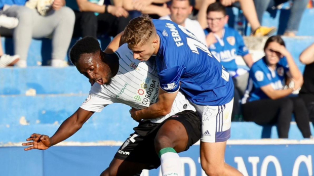 Diarra y Fermín pugnan por un balón en el Linares Córdoba