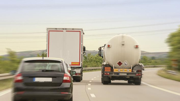 Un camión adelantando en autopista