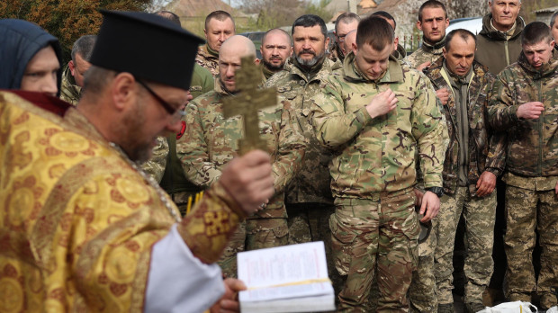 Soldados ucranianos y residentes locales esperan ser bendecidos en una iglesia durante la Pascua ortodoxa en Kramatorsk Donetsk