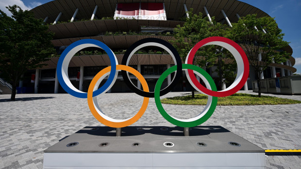 Vista general de los Anillos Olímpicos en el Estadio Olímpico, sede principal de los Juegos Olímpicos de Tokio 2020 en Tokio