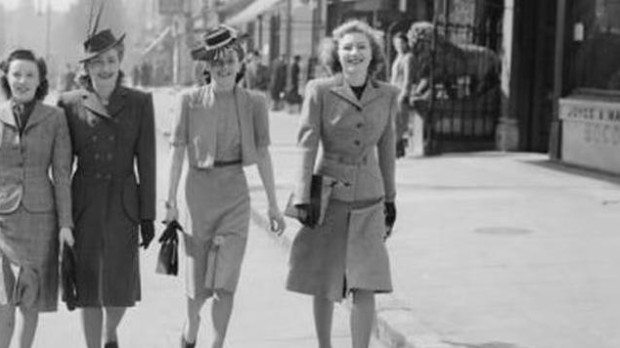 Cuatro jóvenes pasean por Londres en 1941