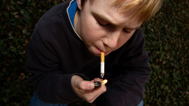 Un adolescente fumando