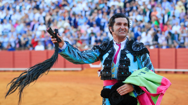 El torero Morante de la Puebla da la vuelta al ruedo tras cortar dos orejas y rabo a su segundo toro