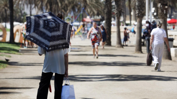 Varias personas en la playa de La Malagueta por las altas temperaturas de estos días