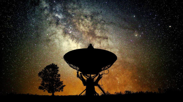 Un radiotelescopio, instrumento utilizado para captar señales de radio del espacio