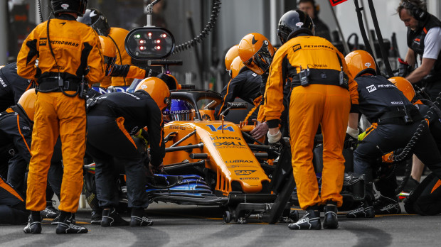 Alonso entra en boxes en el Gran Premio de Azerbaiyán de 2018