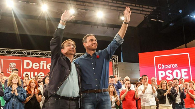 Pedro Sánchez y Guillermo Fernández Vara, en un mitin en abril
