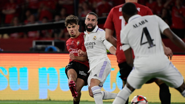 Carvajal pugna por un balón ante la atenta mirada de Abde